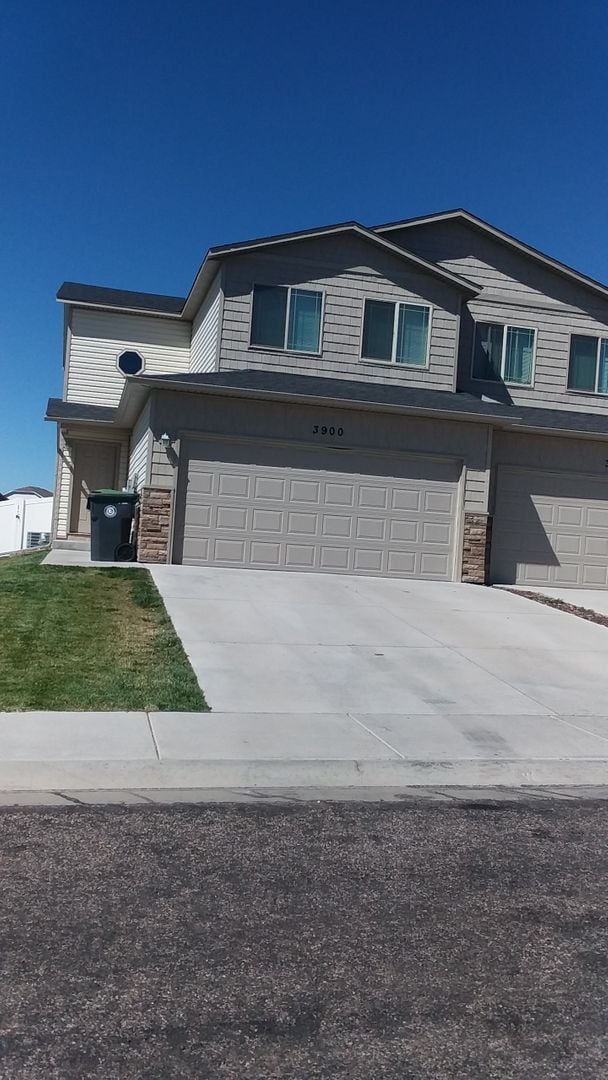 Building Photo - 3 Bedroom 2.5 Bathroom Townhouse in Saddle Ridge!!!