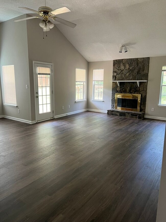 Photo - 1010 Salford Pl