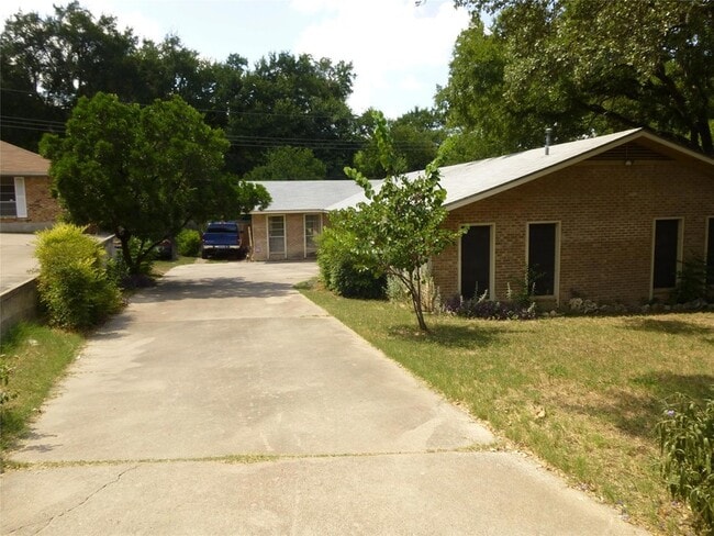 Building Photo - 3402 S Oak Dr Unit B