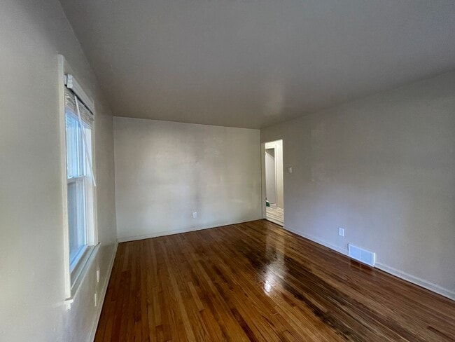 Photo - Warm & Spacious 4-Bedroom Single Family Ho...