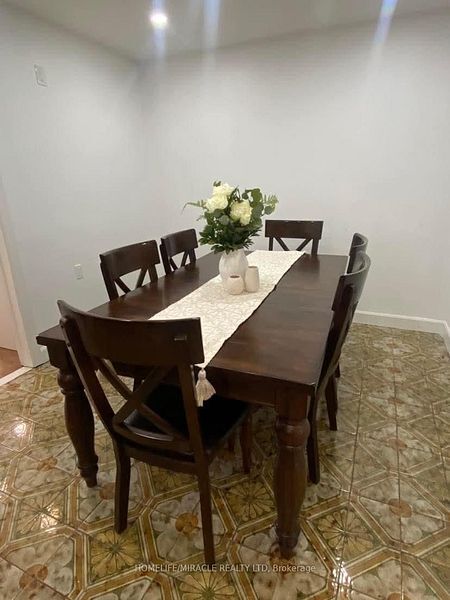 Photo - 845 Runnymede Rd