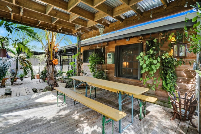 Photo - 1613 SW 5th Ct