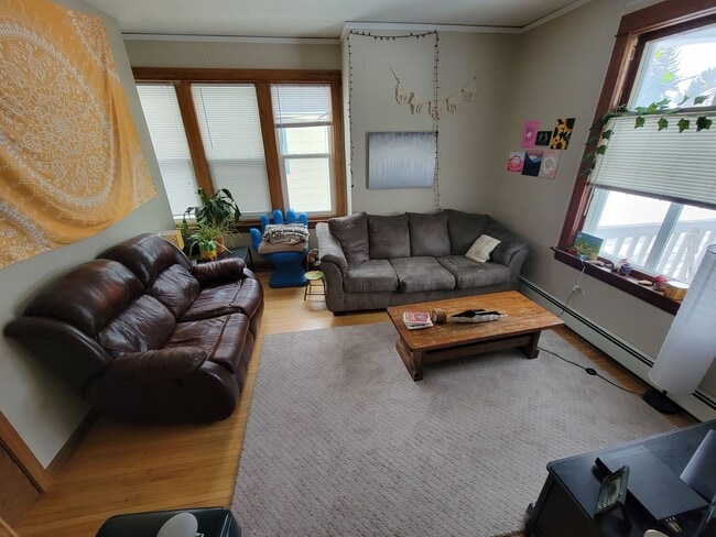 Photo - AVAILABLE JUNE - 6 BED 1.5 BATH Close to Campus!