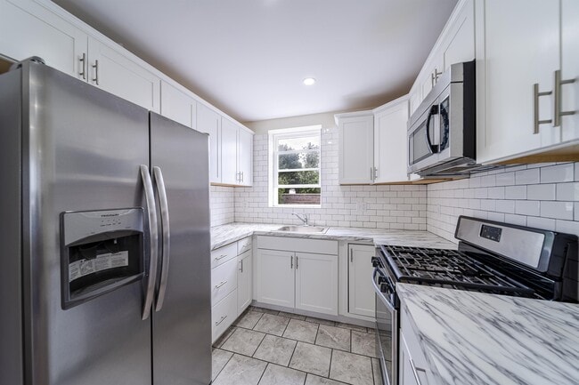 Building Photo - 136 9th St Unit 3