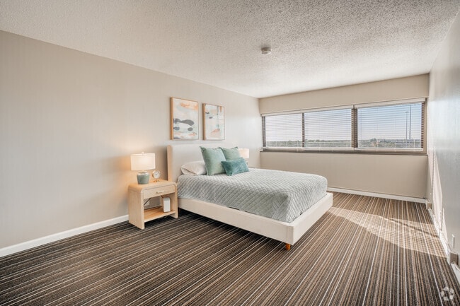 1BR, 2BA - 634SF - Bedroom