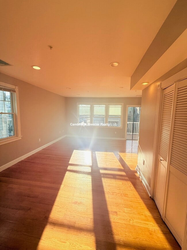 Building Photo - 89 Allston St Unit 2