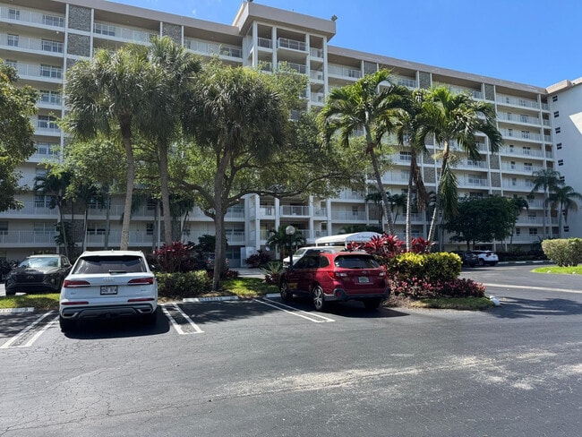 Building Photo - 3510 Oaks Way Unit 605