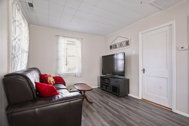 Building Photo - 1710 B St Rental
