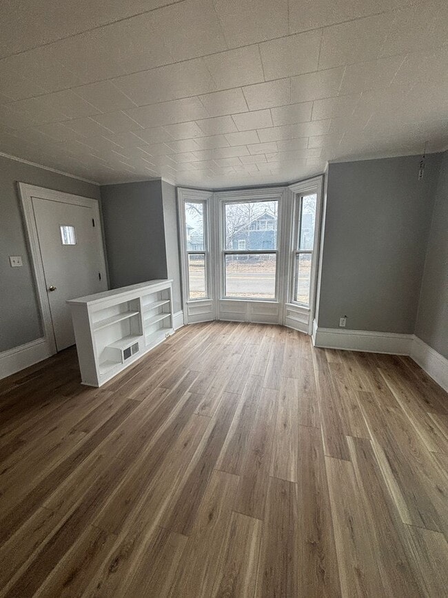 Photo - 1 Bedroom, 1 bathroom apartment in great CF location with new flooring throughout!!