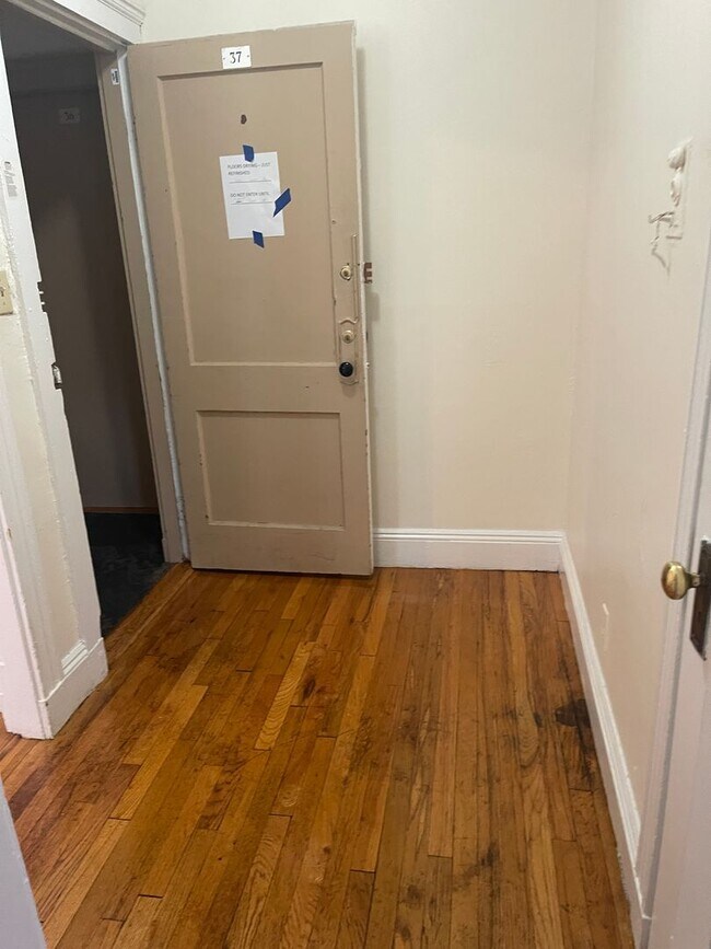 Photo - Renovated Sunny large  1 bed next to Train 1 Free Month Rent Heat HW INC   NO FEE