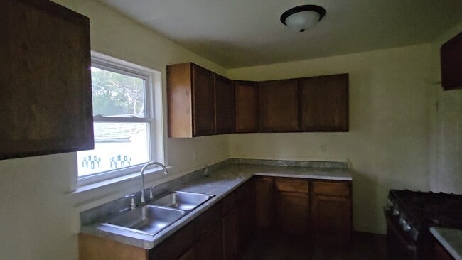 Building Photo - 1318 N Burbank Ave Rental