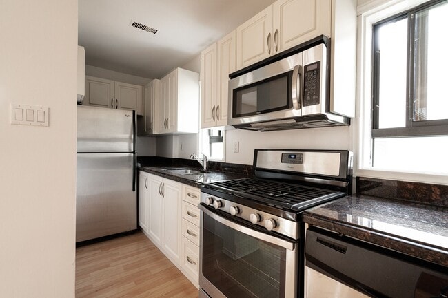 Building Photo - 28 Balmoral Ave. Unit 301