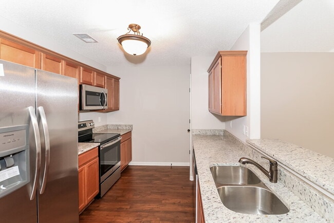 Photo - 1087 Darren Cir E