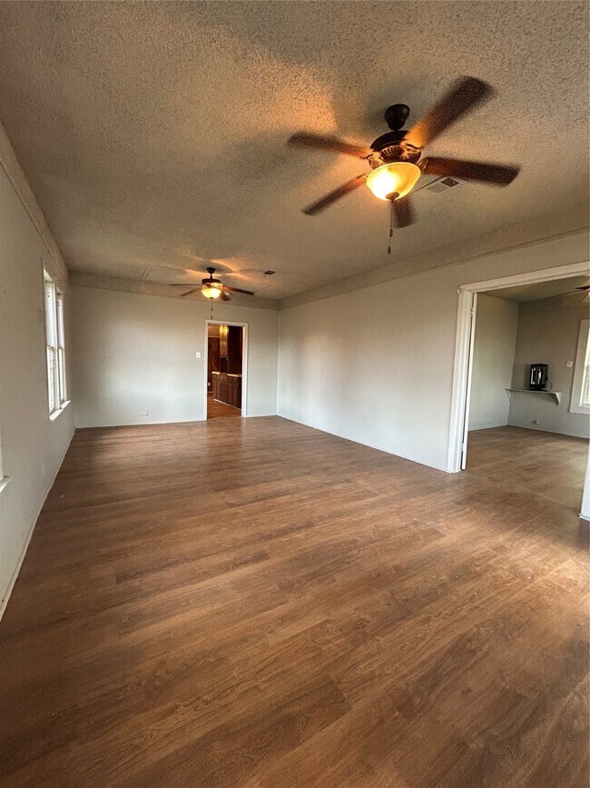 Photo - 530 W 1st St