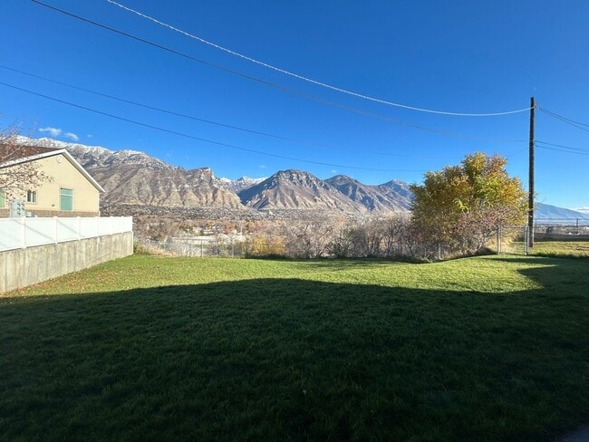 Building Photo - Crestview 2 Bedroom Apartment with mountain views Unit 1577