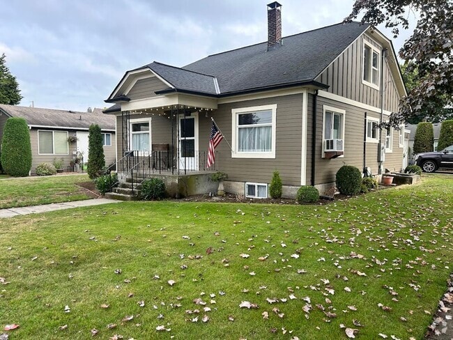 Building Photo - Three Bedroom House for Rent With a Garage...