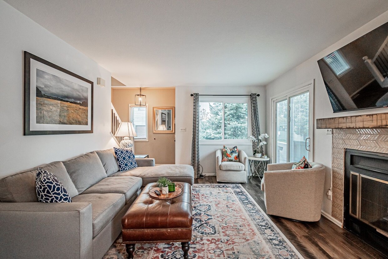 Spacious 3BD, 3BA Lakewood Townhome with F... - Spacious 3BD, 3BA Lakewood Townhome with F...