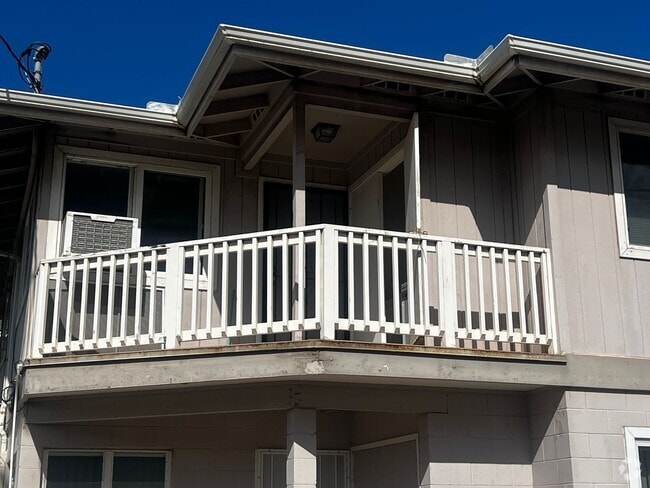 Building Photo - Highly Desired 2 bedroom, 1 bath, 2 parkin... Rental