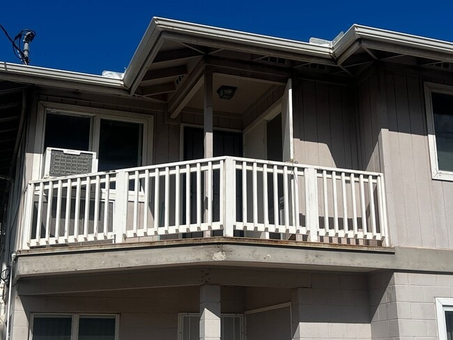 Highly Desired 2 bedroom, 1 bath, 2 parkin... - Highly Desired 2 bedroom, 1 bath, 2 parkin... House