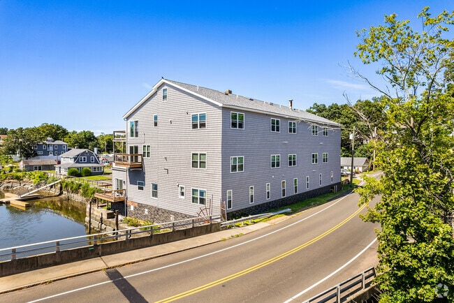 Fachada del edificio de Short Beach Road - Short Beach
