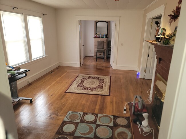 Building Photo - 94 Gill St Unit Frist floor Apt 1