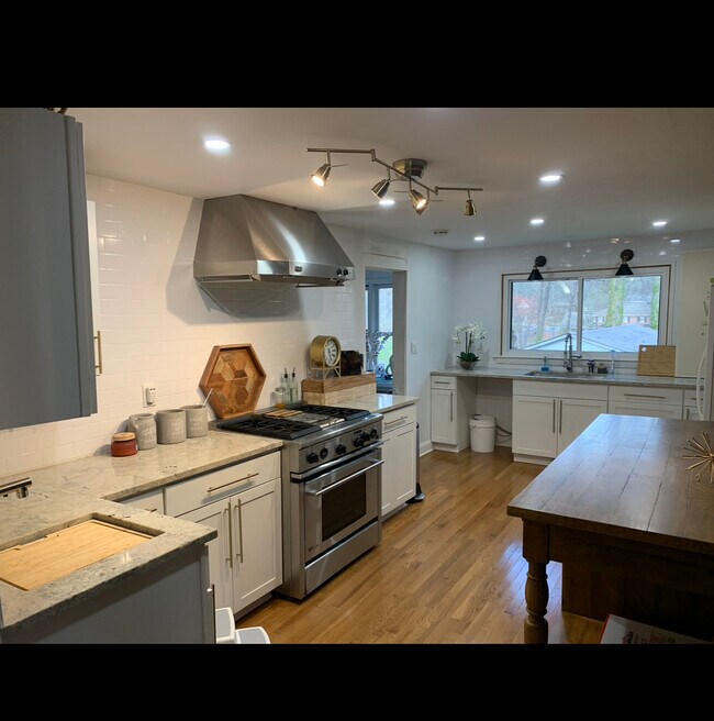 Photo - 2513 Henderson Rd House