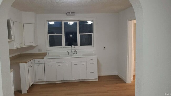 Photo - 925 W Main St