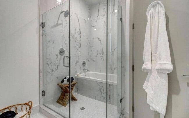 Two ways to end the day in here, a long soak or a quick rinse off.