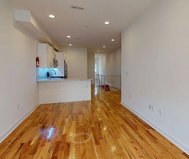 Building Photo - 1642 N Marshall St Unit 1
