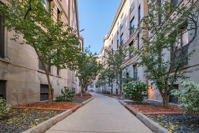 428 W Belden Ave