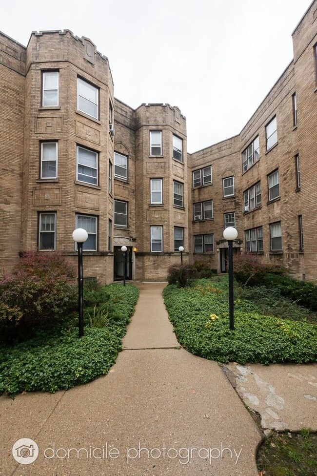 Photo - 903 W Altgeld St Apartment Unit 1B