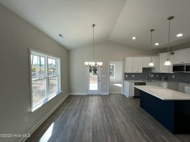 Photo - 403 Creeks Edge Dr