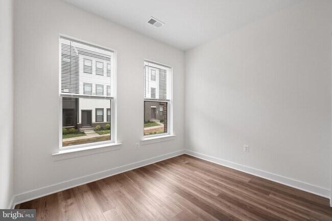 Photo - 210 Sundrop Ln