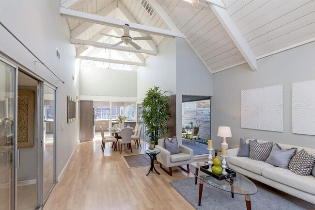 Building Photo - Bright and Airy Sunnyvale Home with Update...