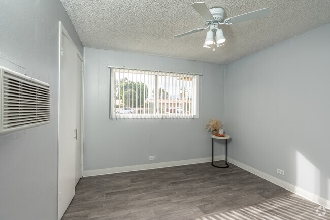 1BR, 1BA - 729SF -Bedroom