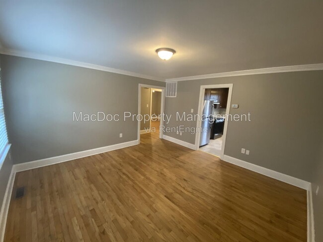 214 W Broaddus Ave