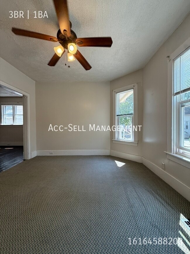 Photo - 901 Zeeland Ct NE