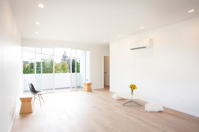 Photo - 5735 North Albina Avenue