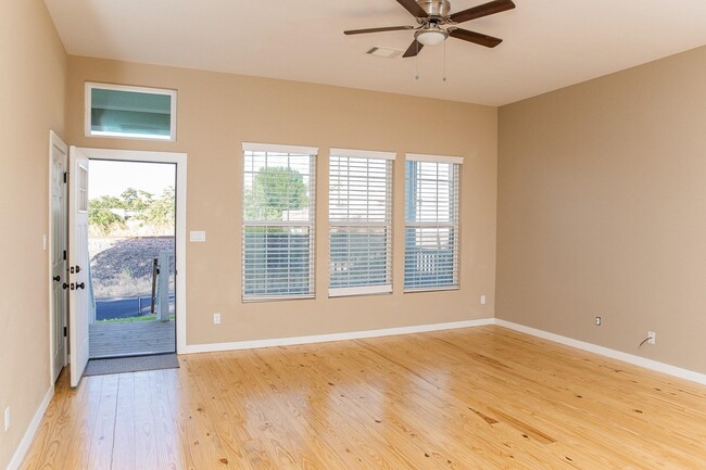 Photo - 211 N Austin St