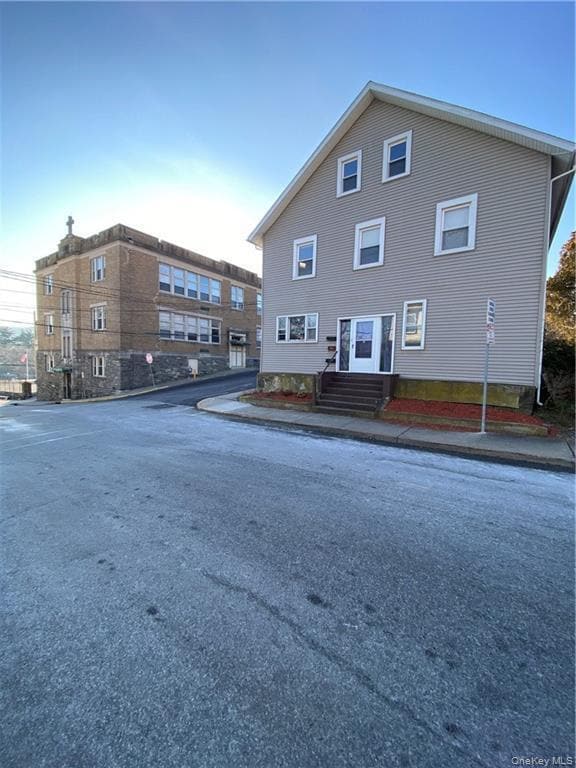 Building Photo - 13 Cozzens Ave Unit 2F