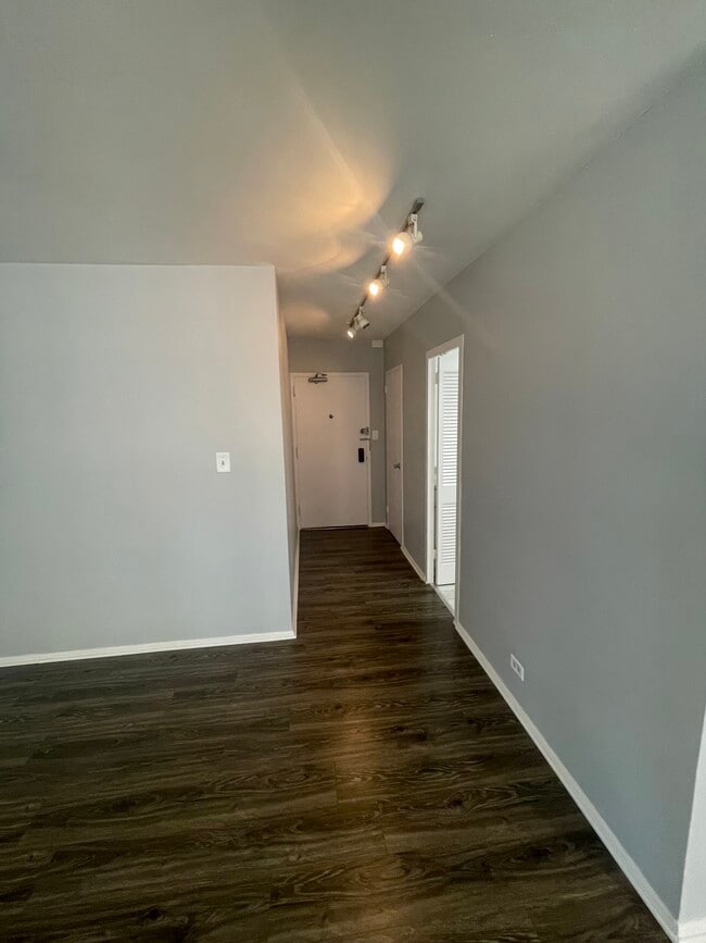 Apt Entrance - 360 W Wellington Ave Unit 8D