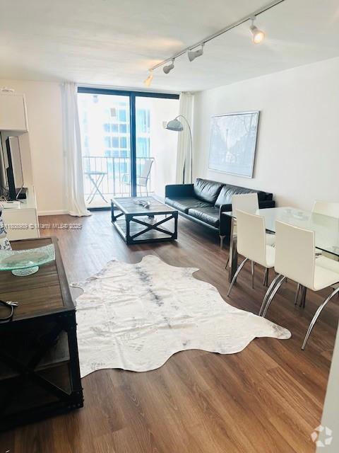 Building Photo - 2625 Collins Ave Unit 415 Rental
