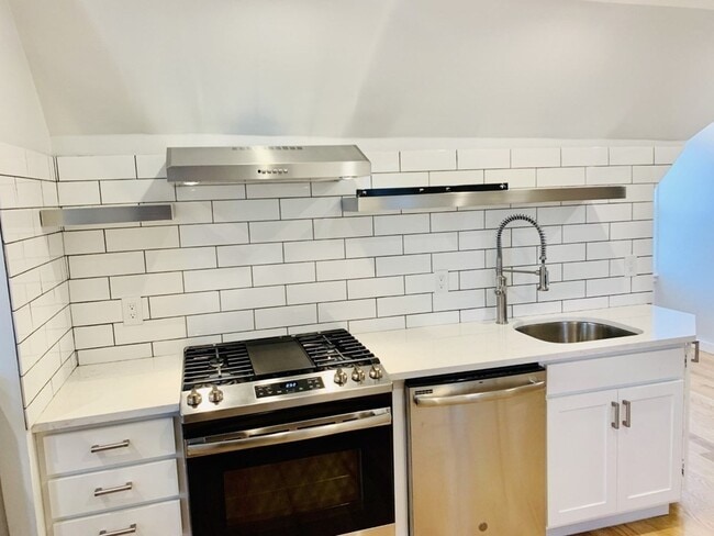 Building Photo - 39 Bucknam St Unit 3