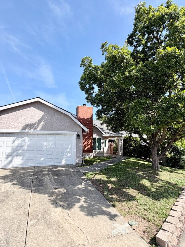 Photo - 3 bed 2 bath home vaulted ceilings close to hwy 80