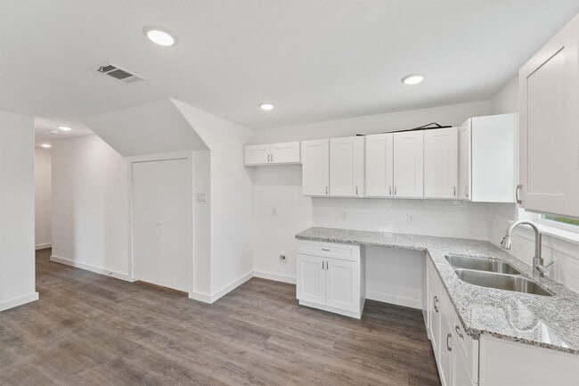 Photo - 8711 Southwark St