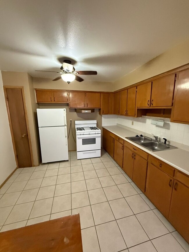 Building Photo - 1 bedroom/1 bath Available for Rent Unit 3019 E. Adams Avenue - Apt#3