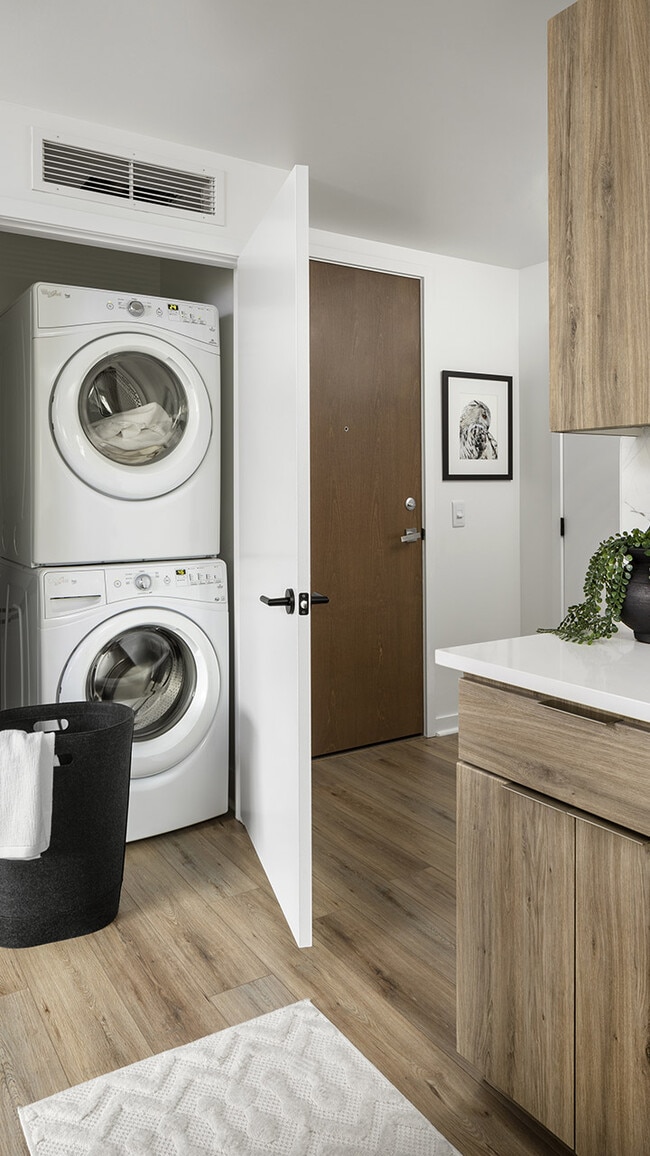 Apartamento con lavadora y secadora domésticas.