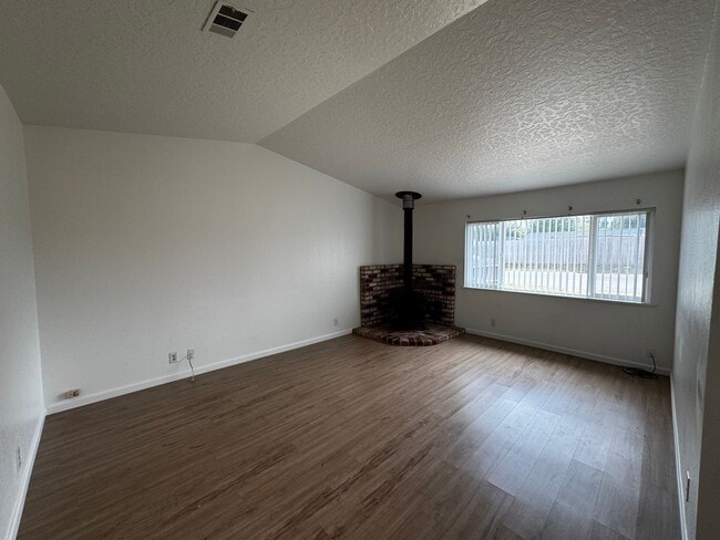 Photo - Remodeled- Beautiful 3bd/2ba Home - Eureka