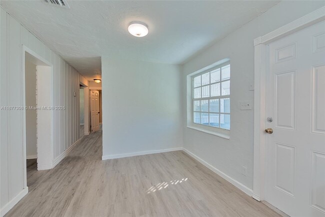 Building Photo - 6130 SW 32nd St Unit A