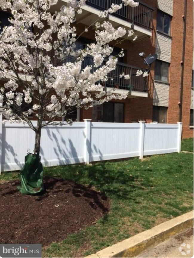 Building Photo - 3240 S 28th St Unit Apt 101